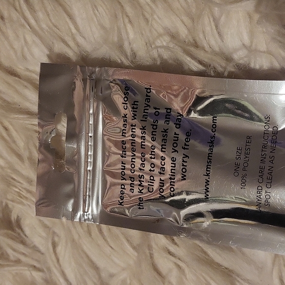 Lips Face Mask Lanyard - Picture 3 of 3